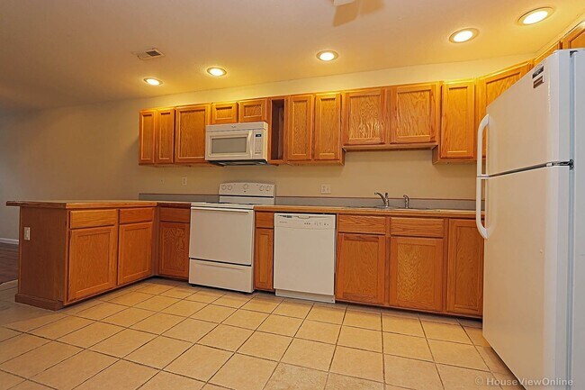 Building Photo - 2 Bedroom Triplex in Cape