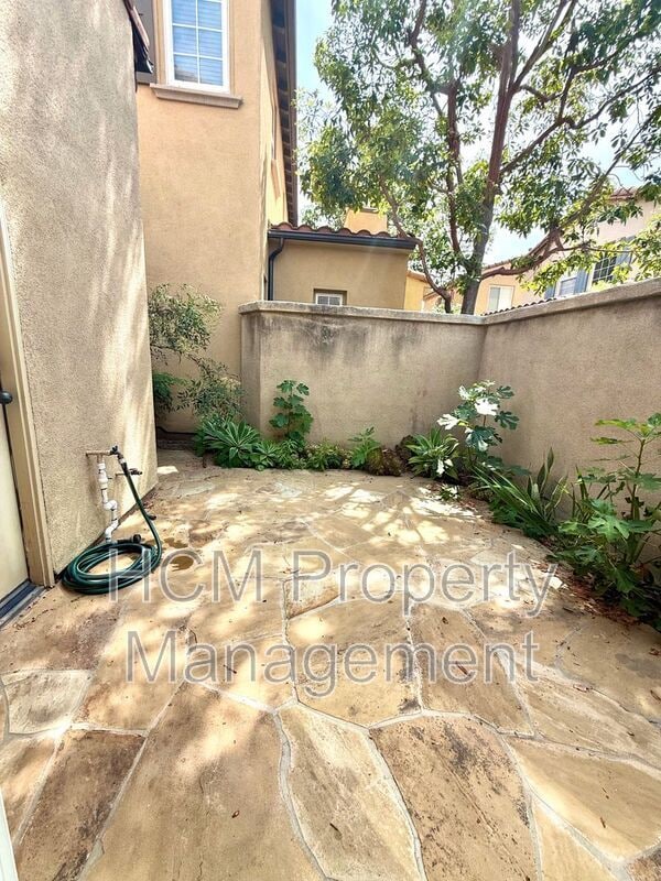 Building Photo - 74 Chantilly