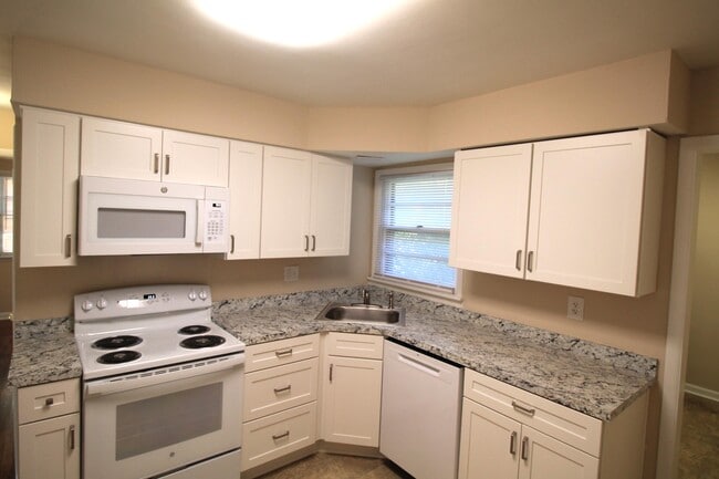 Building Photo - 155 1/2 Delmont Dr