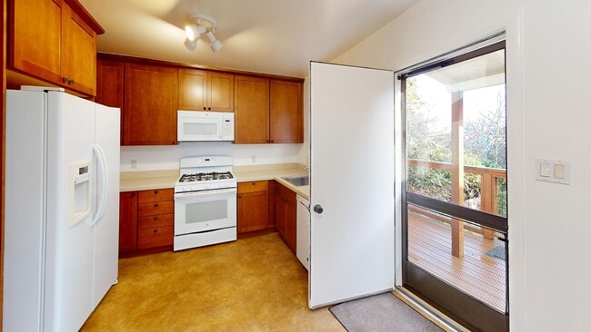 Building Photo - Nicely Updated 2 bedroom San Bruno single-family home w. garage, yard, laundry