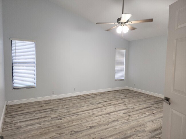 Building Photo - 14526 Paddock Dr