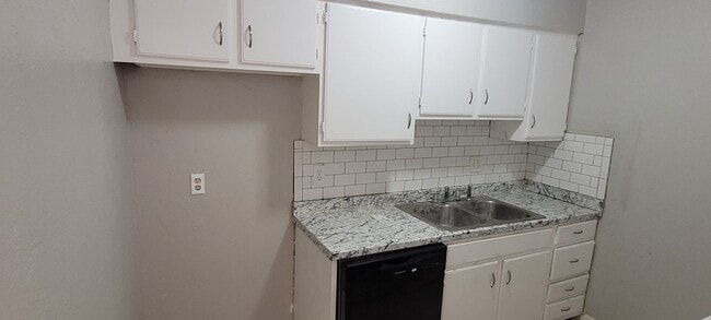 Building Photo - 2 Bedroom, 1.5 Bathroom 1st Floor Condo wi...