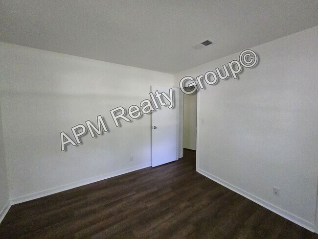 Building Photo - 27 Bethune Ct