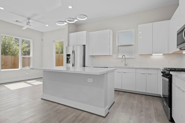 Building Photo - 861 Prosper St