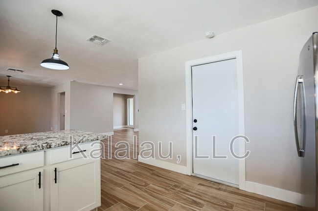 Building Photo - 1817 E Alameda Dr