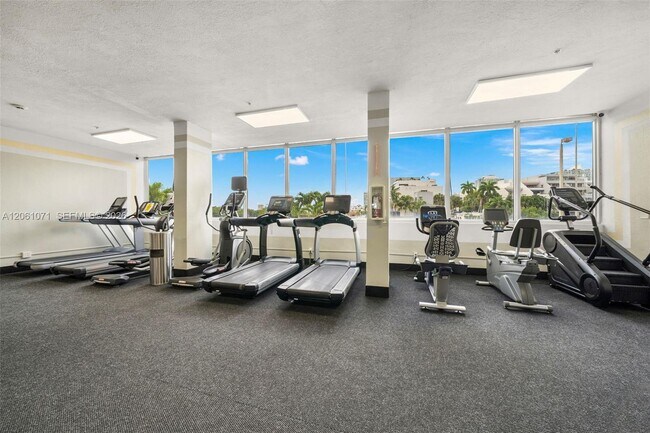 Building Photo - 400 Kings Point Dr