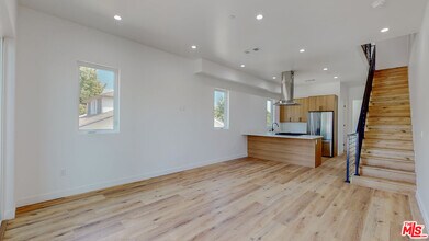 Building Photo - 4462 W Maplewood Ave