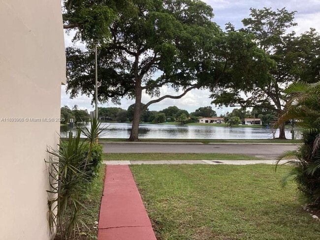 Building Photo - 7318 Twin Sabal Dr