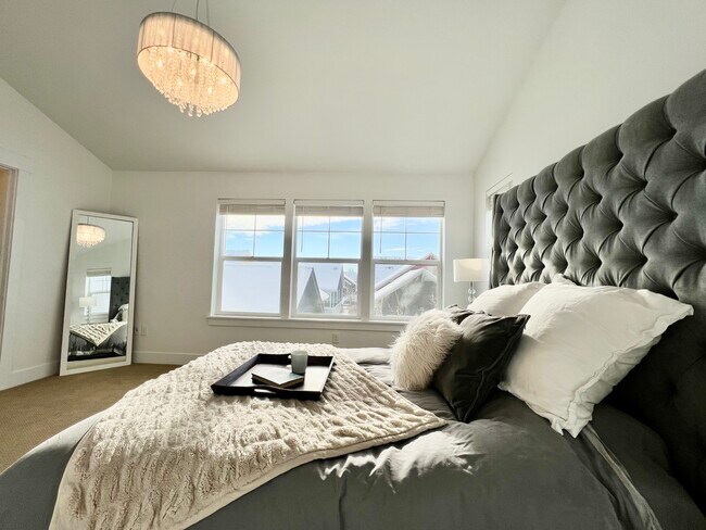 Primary bedroom with vaulted ceiling - 2822 Cascade Creek Dr
