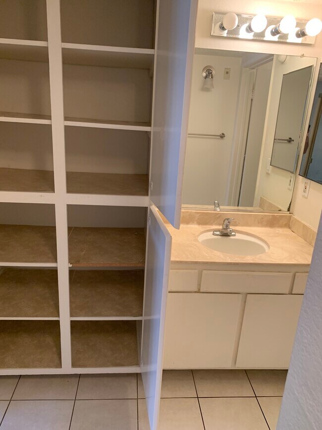 Linen Closets - 340 N Hayworth Ave
