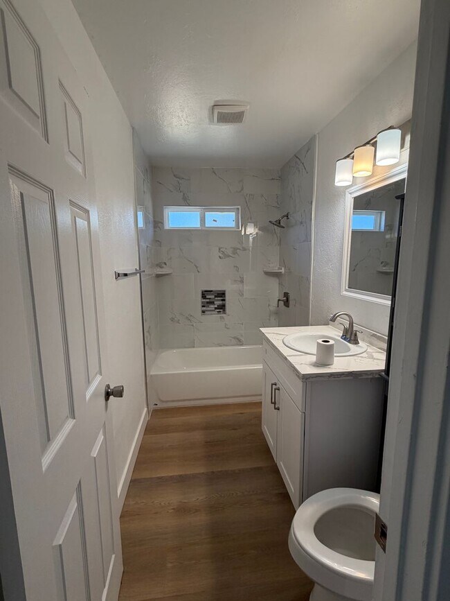 Building Photo - WoW! Newley Remodeled 3 BD 1 Ba house with a 1 Car Garage in East Bakersfield