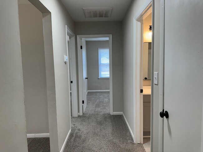 Building Photo - 3 Bedroom, 1 Bath Updated Home so very close to Ft Bragg!!