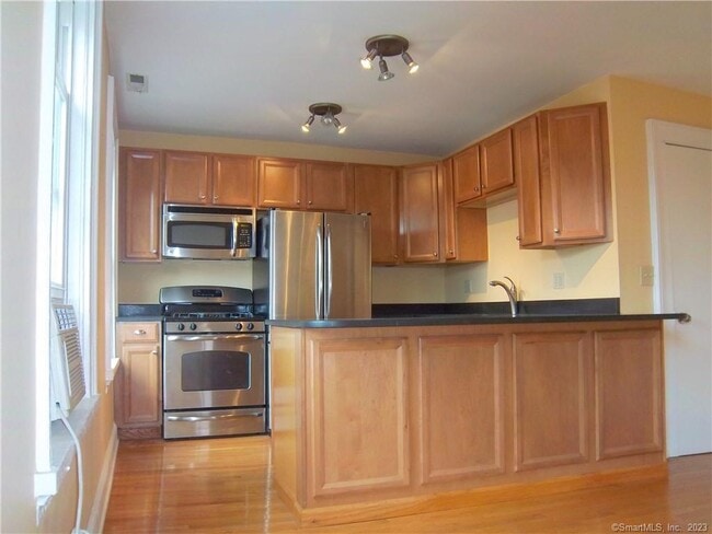 Building Photo - 270 College St