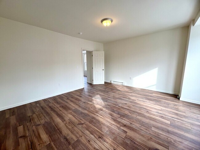 Building Photo - 133 W Maple St