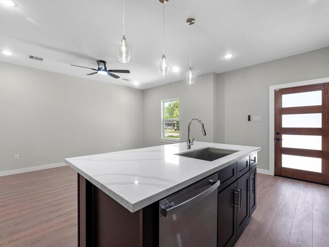 Building Photo - 5201 Kenilwood Dr