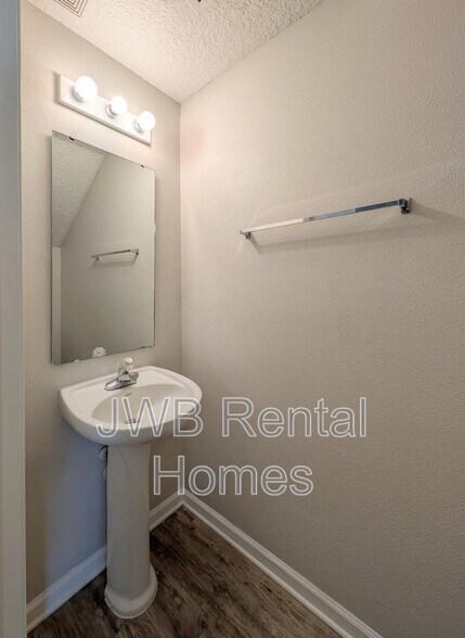 Building Photo - 8475 McGirts Village Ln