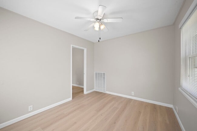 Building Photo - 521 Hawkins Rd