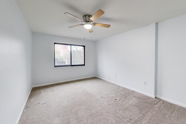 Building Photo - 2BD/1BA Takoma Park Condo in Elevator Building