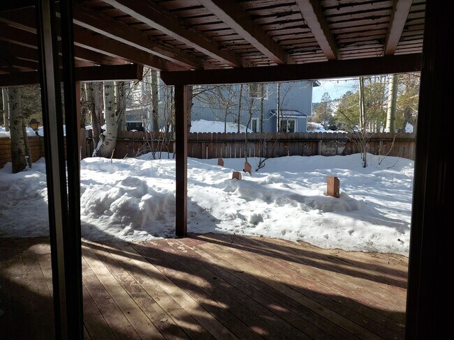 Building Photo - Large furnished 4 bedroom home with 2 car ...