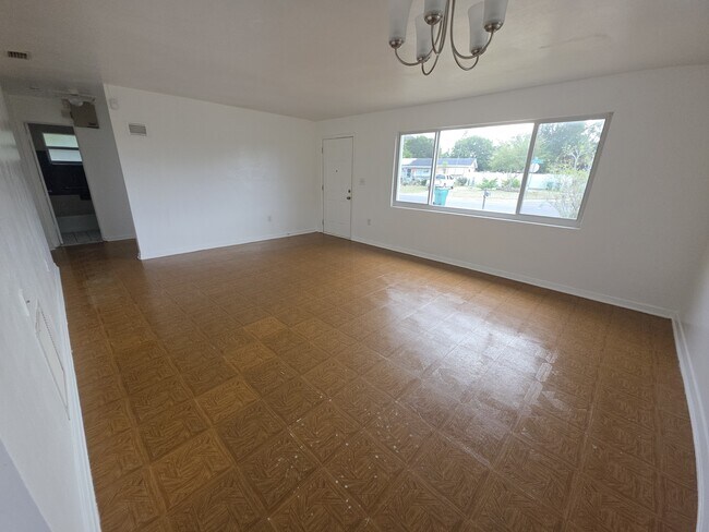 Building Photo - 1044 W Highland Dr