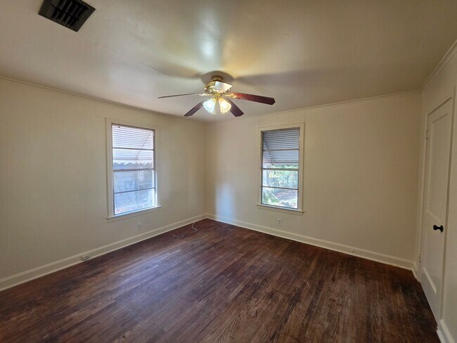 Building Photo - 4022 Golf Links Blvd