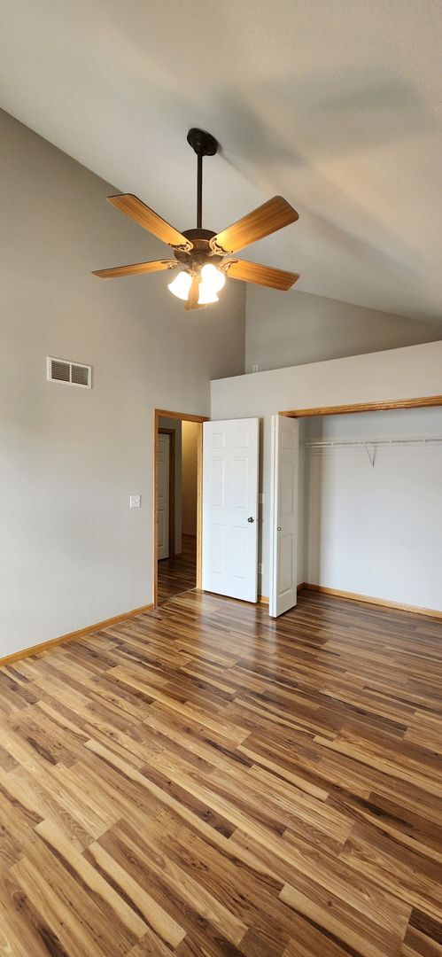 Building Photo - 2 bed 2 Bath Town House