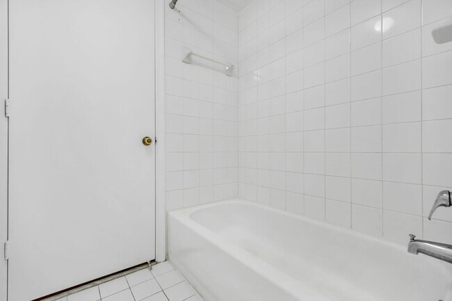 Building Photo - Your Dream Davie Home Awaits – 2 Bed/2 Bath!