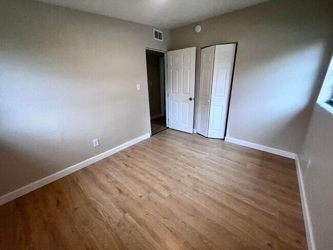 Building Photo - Remodeled 4 Bedroom 2 Bath Home Minutes from Sanford international Airport!