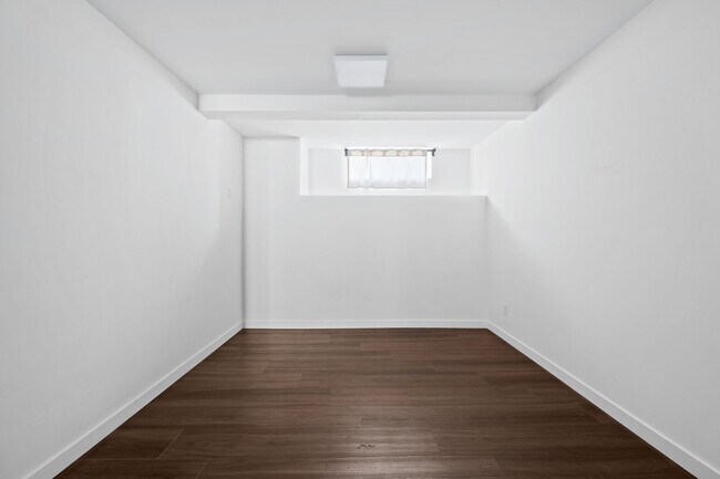 Building Photo - 1915 Apex Ave