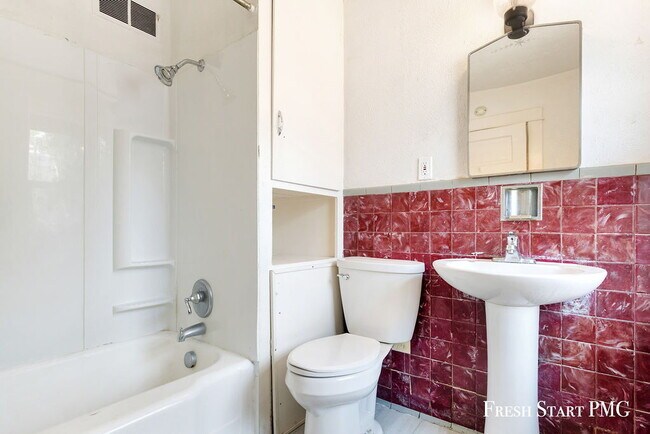 Building Photo - Light-Filled & Well-Connected Living – 1 B...