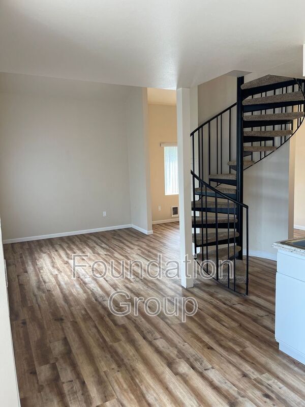 Primary Photo - 400 10th Ave
