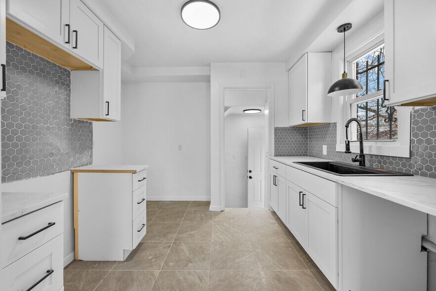 Building Photo - 18525 Westmoreland Rd