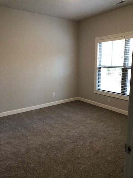 Building Photo - 9730 Montclaire Dr