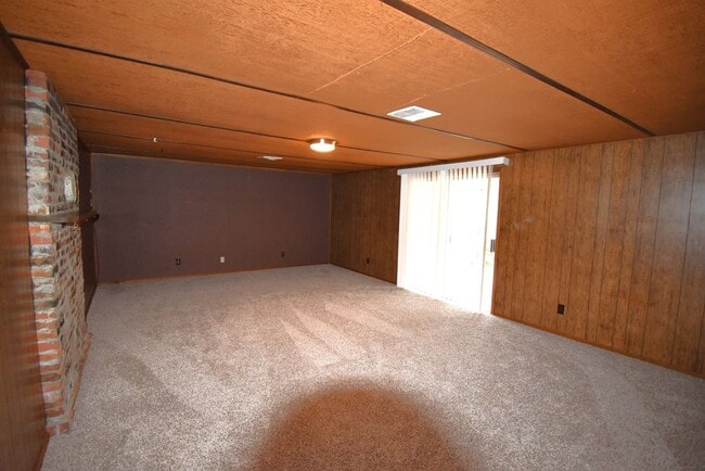Building Photo - Huge Two Story Home