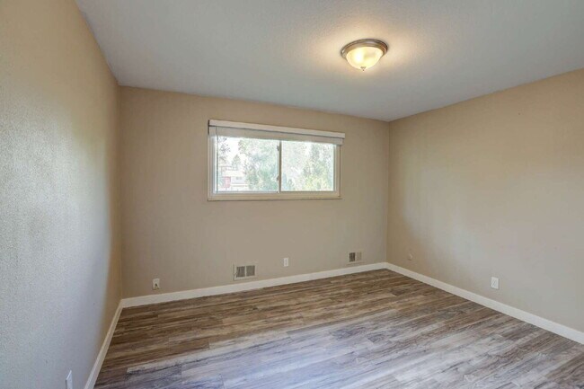 Building Photo - "Spacious 4-Bedroom Home in Denver with 2 Full Baths and Over 2000 sq ft!"