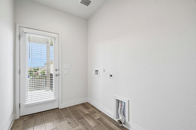 Building Photo - 10213 Forest Grove Dr