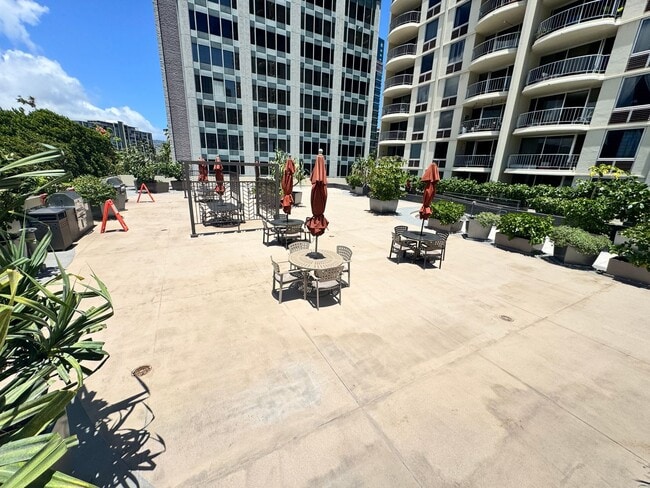 Building Photo - 2 bed, 2 bath, 1 parking condo in the hear...
