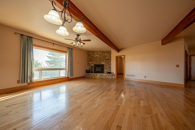 Building Photo - Stunning 4 bed, 3 bath home on 2.8 Acres
