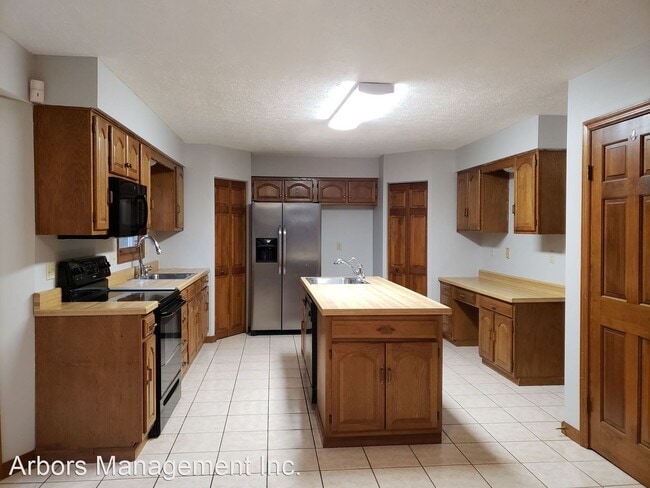 Building Photo - 3 br, 3.5 bath House - 152 WOODBINE DR