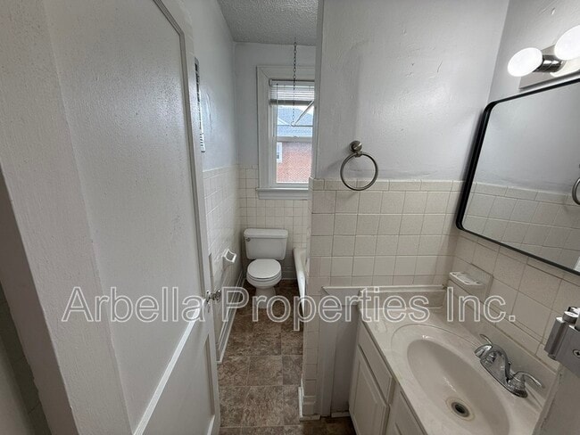 Building Photo - 707 E Unaka Ave