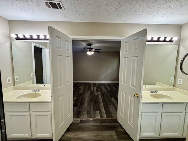 Building Photo - 3484 Shady Woods Cir