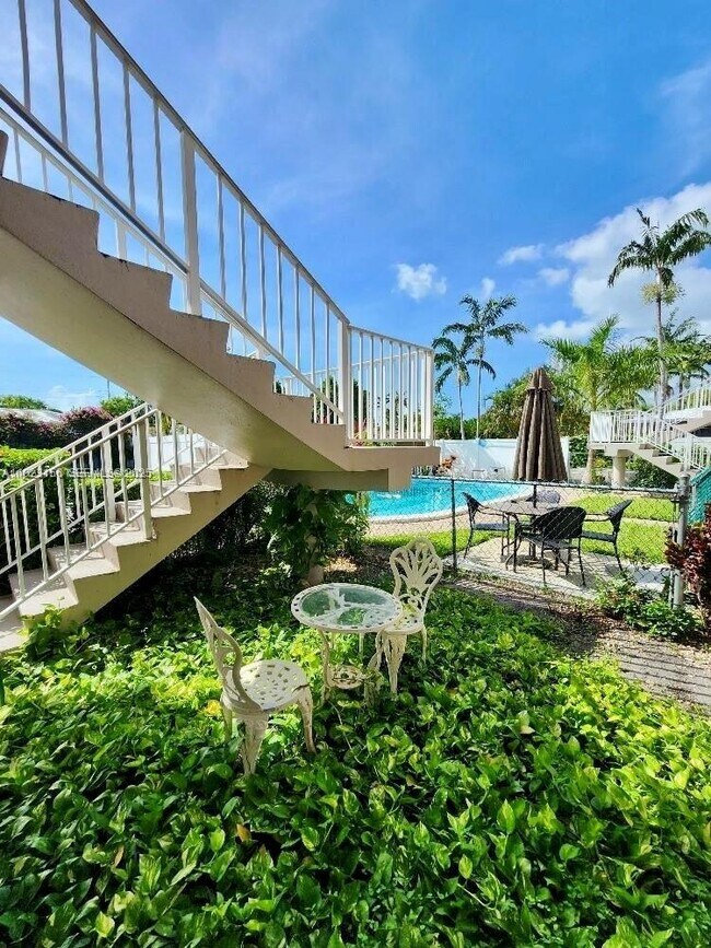 Building Photo - 2665 Middle River Dr