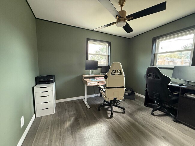 Building Photo - Spacious 4-bedroom, 2-bath pool home