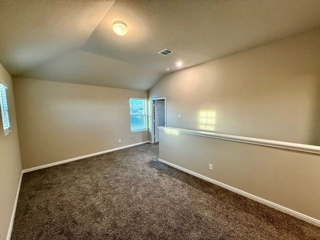 Building Photo - Modern Comfort and Stylish Living