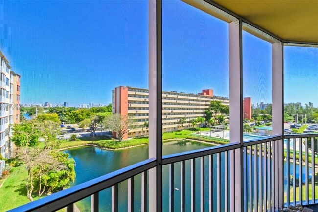 Building Photo - 1770 NE 191st St