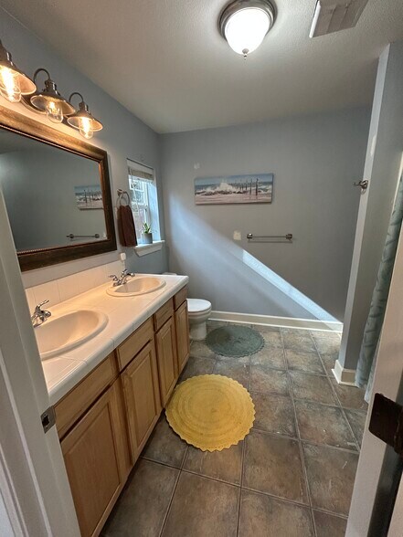 Building Photo - 21365 Oakview Dr