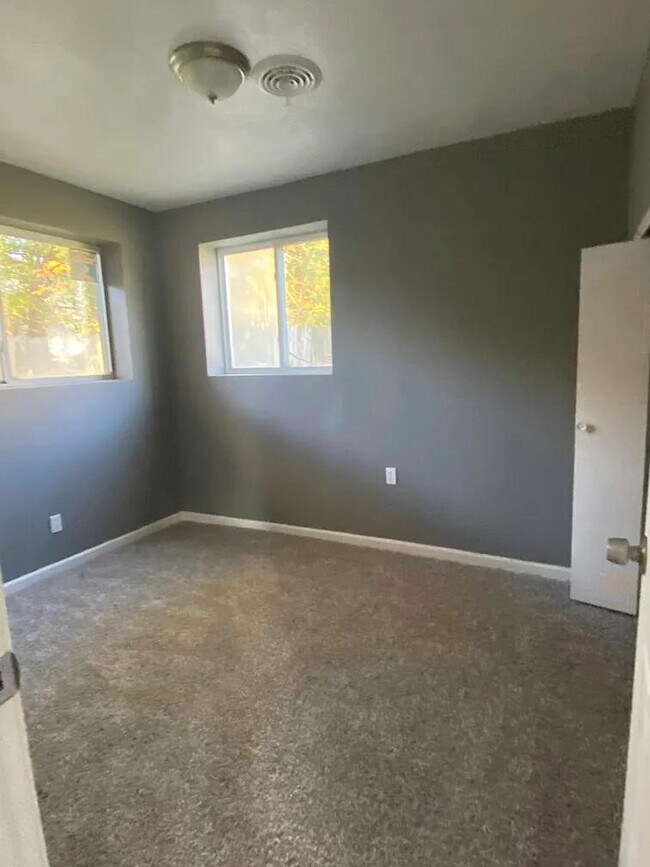 Building Photo - 933 Russel Avenue