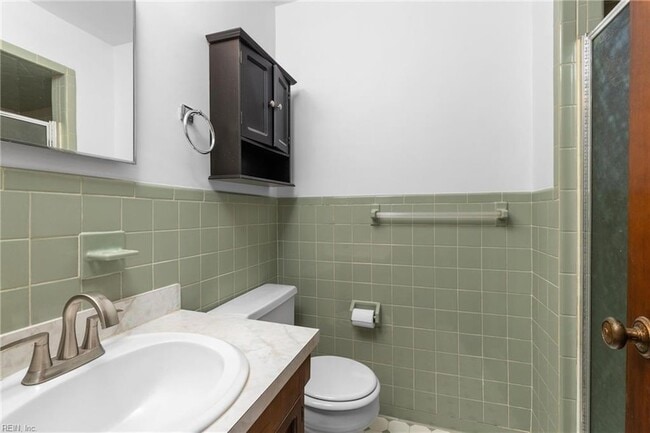 Building Photo - 703 Sir Walter Cir