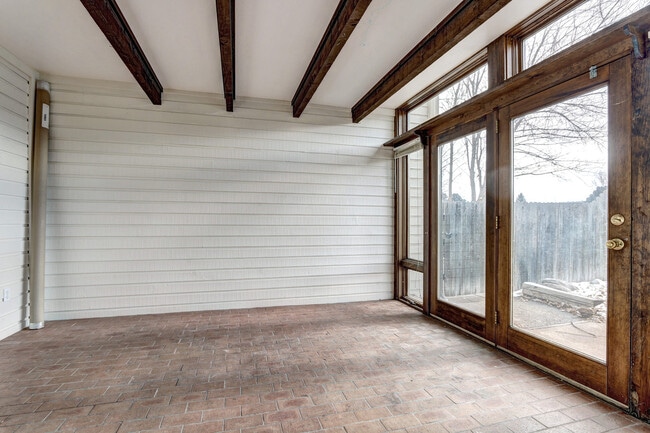 Building Photo - Unique, Rustic, and Spacious Living! Walk ...