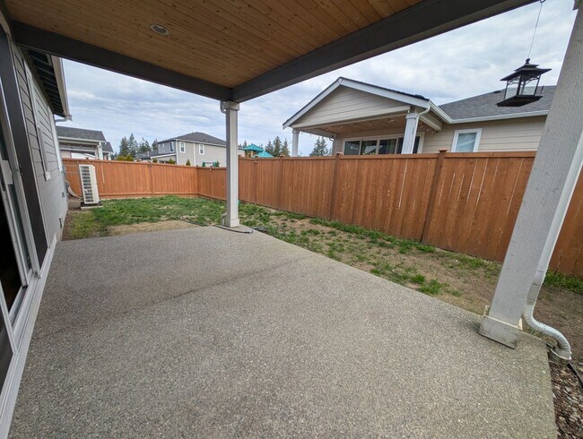 Building Photo - One Story Living in Port Orchard! Large 3 Bedroom Available for Rent!